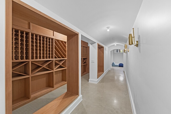 Building Photo - 548 Sylvan Pl