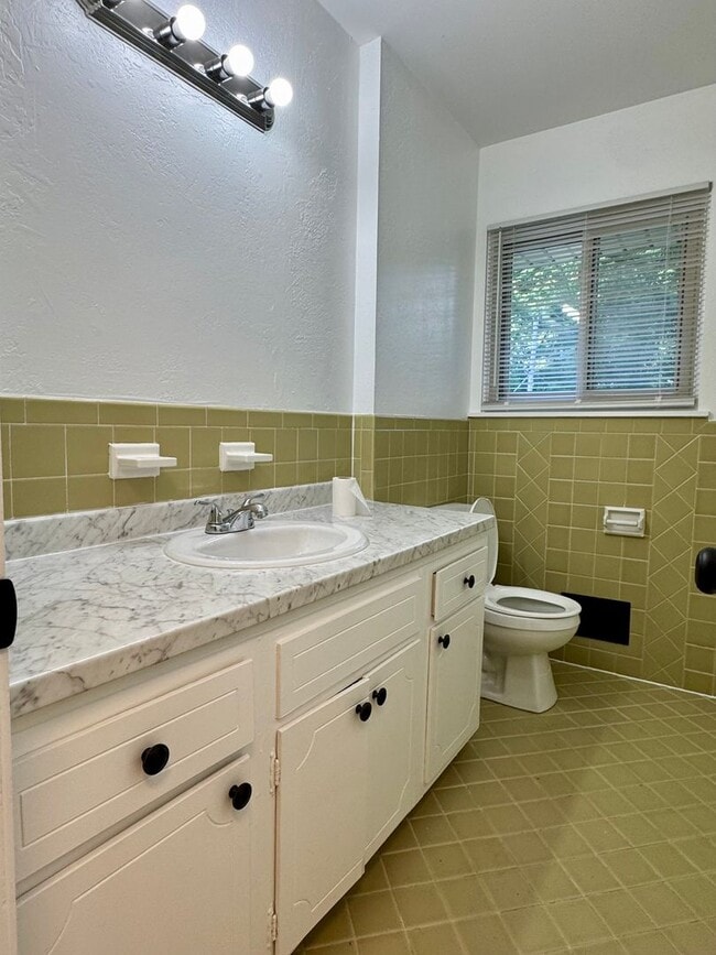 Building Photo - {6617} Move in ready + Updated + Attached Garage