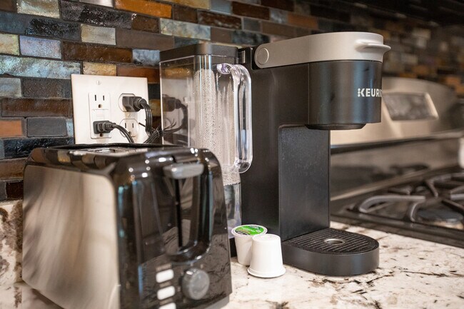 Building Photo - 1285 Parkway Ave