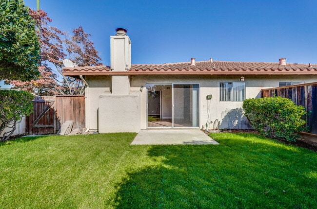 Building Photo - Newly Remodeled 3BR, 2BA, 1,117sf Duplex w...