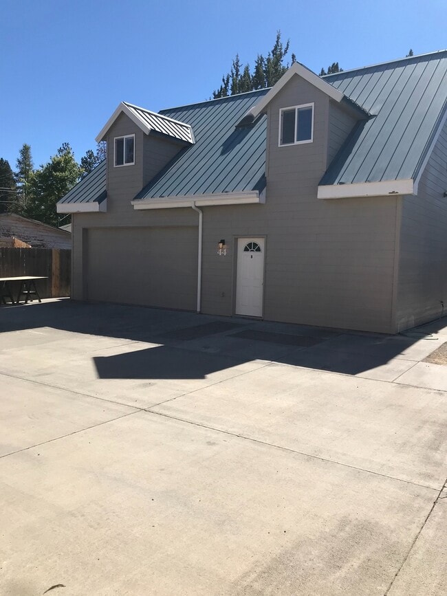 Building Photo - Upper unit in SW Bend Close to Old Mill an...