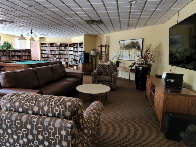 Party room - lounge and TV area - 6500 Woodlake Dr