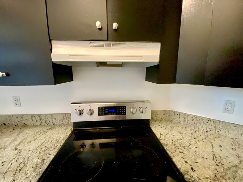 Upgraded kitchen area. - 4240 Wilshire Blvd