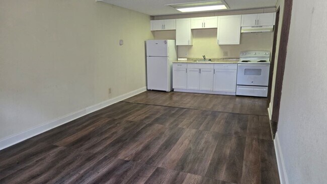 Building Photo - Fully Renovated 1/1 Available for Immediat...