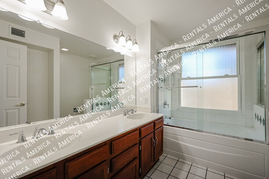 Building Photo - 1817 N Palm Dr