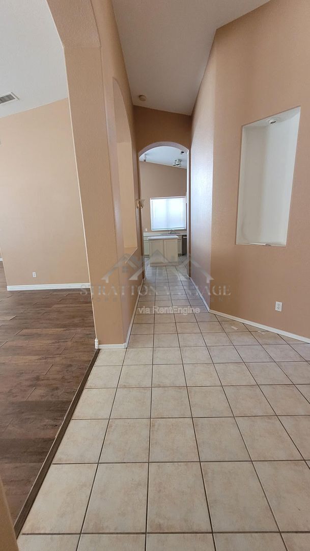 Building Photo - 6714 W Wahalla Ln