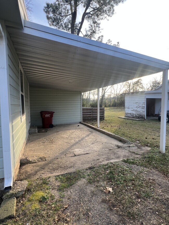 Building Photo - 557 E Elm St