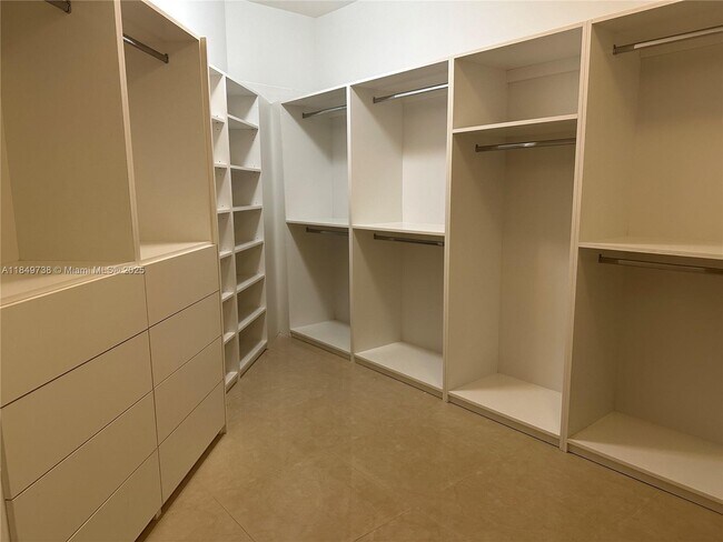 Building Photo - 21200 Point Pl