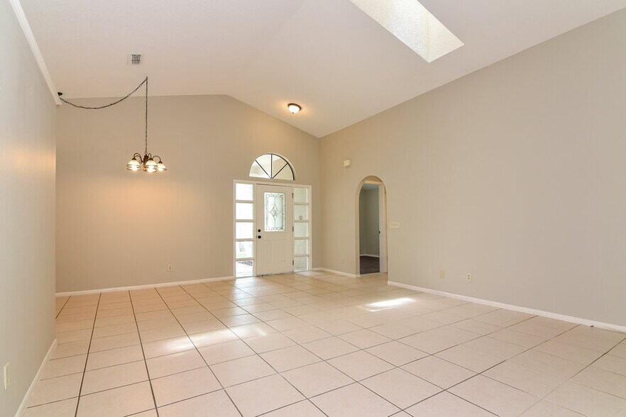 Building Photo - 600 Birgham Pl