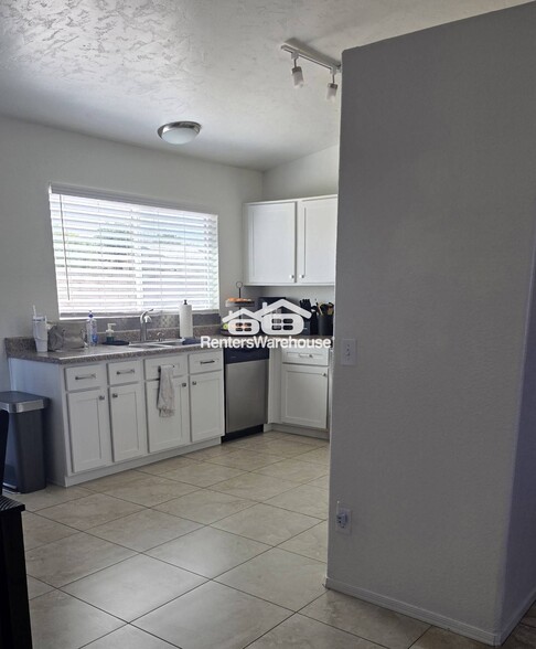 Building Photo - 1741 W Ransom Oaks Dr