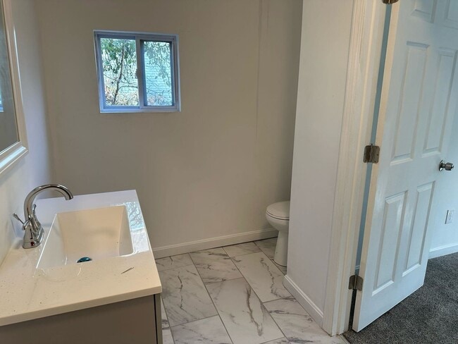 Building Photo - 3 br, 2.5 bath House - 417 E Burgess