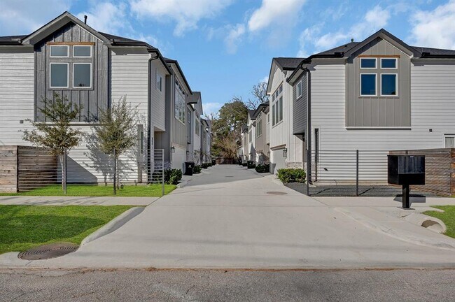 Primary Photo - 804 Woodcrest Dr