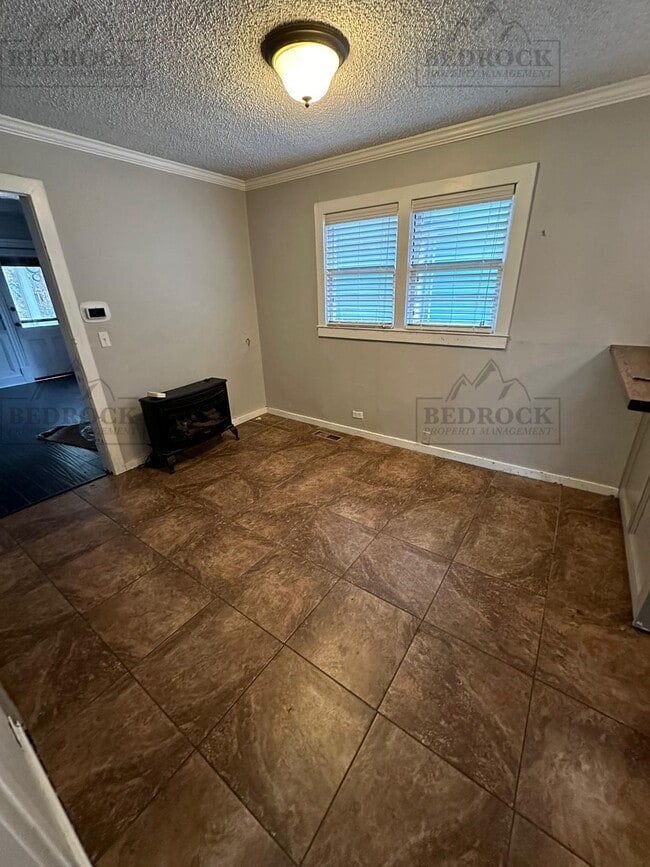 Building Photo - 633 Moulton St E