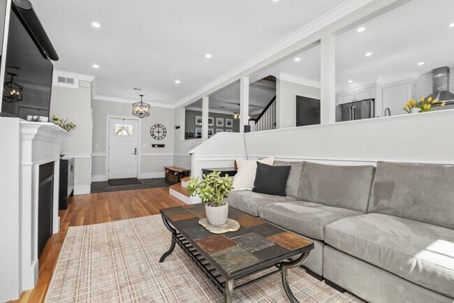 Building Photo - 322 Bunker Hill St