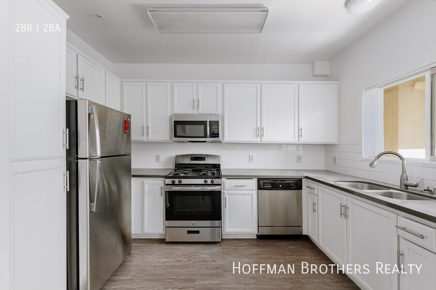 Building Photo - 251 Robinson St