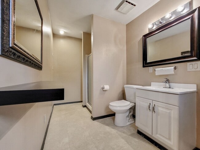 Building Photo - Charming Rambler with Ample Parking and Great Location