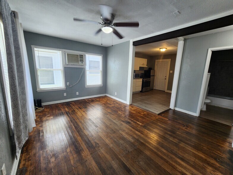 Building Photo - 1427 Hays St