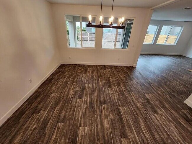 Building Photo - beautiful 4 year old Lennar home