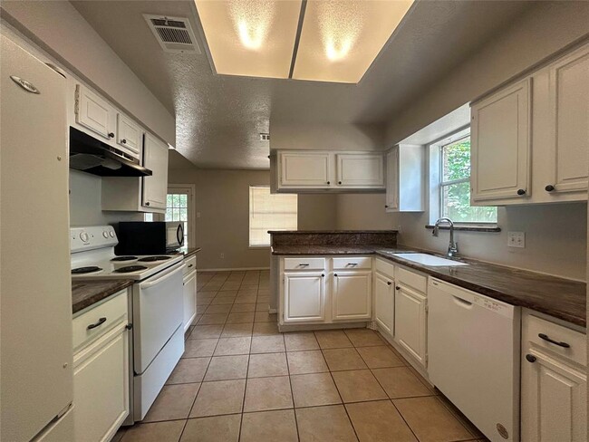 Building Photo - 410 Pickford Dr