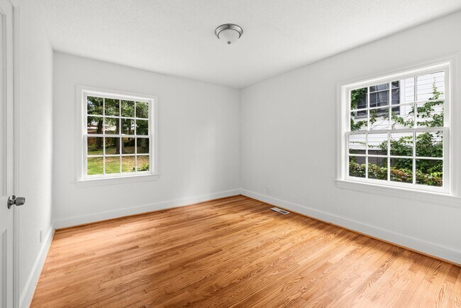 Building Photo - Charming 3 Bedroom 2 Bathroom Bungalow