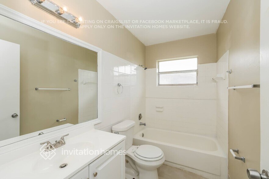 Building Photo - 321 Canterbury Dr W