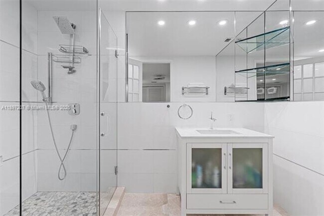 Building Photo - 6124 Paradise Point Dr