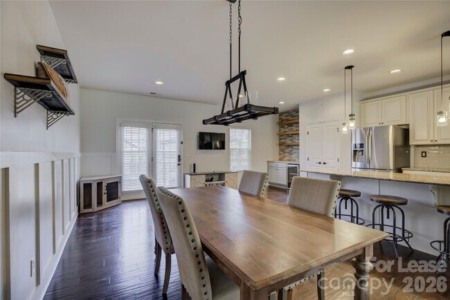 Building Photo - 1731 Evergreen Dr