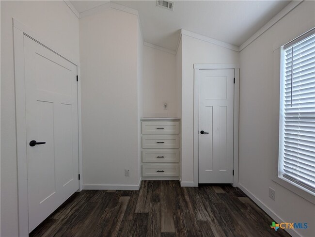 Building Photo - 120 Water Hole Ln