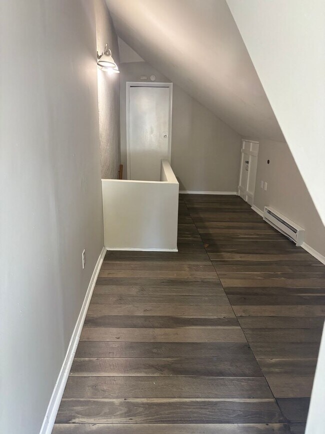 Building Photo - Charming 3-Bedroom Twin Home for Rent in L...