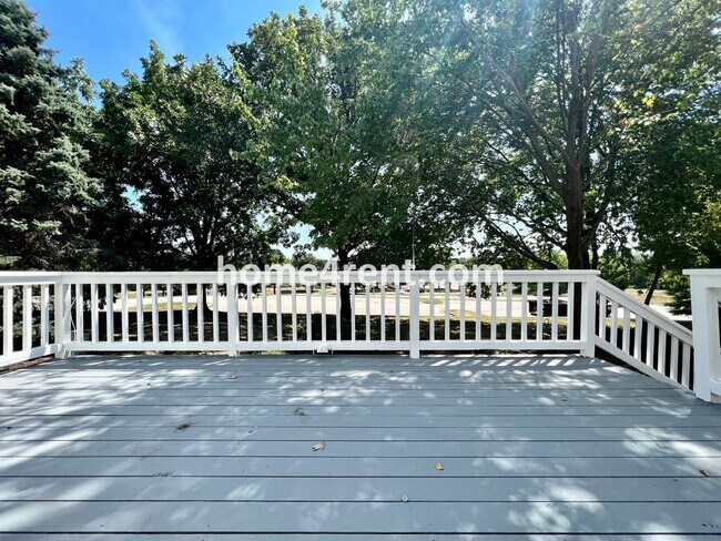 Building Photo - Maintenance Free Living w/ Hardwood Floors...