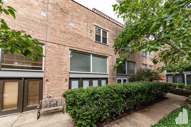 Building Photo - 2 br, 2.5 bath Condo - 1133 W Cornelia Ave...