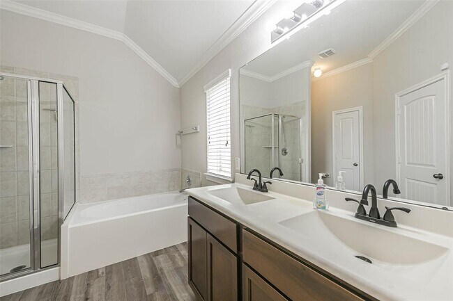 Building Photo - 13706 Drakeford Ct