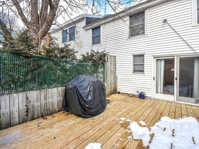 Building Photo - 528 Glen Cove Ave