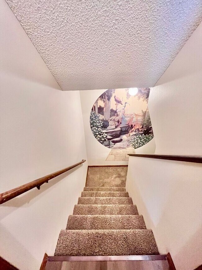 Building Photo - Spacious 4bed/ 3 bath Two Story with Finis...