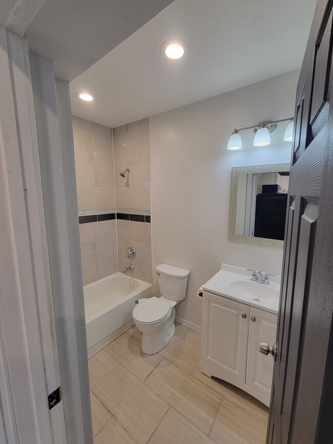 Building Photo - 198 W 200 S