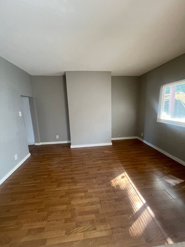 Building Photo - Single Family House in Mt Washington Avail...