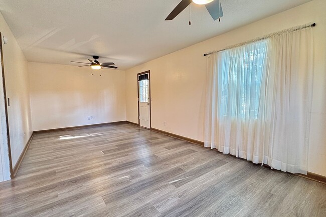 Building Photo - AVAILABLE NOW! (Pet Friendly)