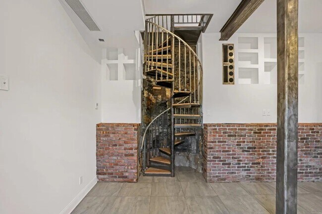 Building Photo - 9009 Riverside Pl