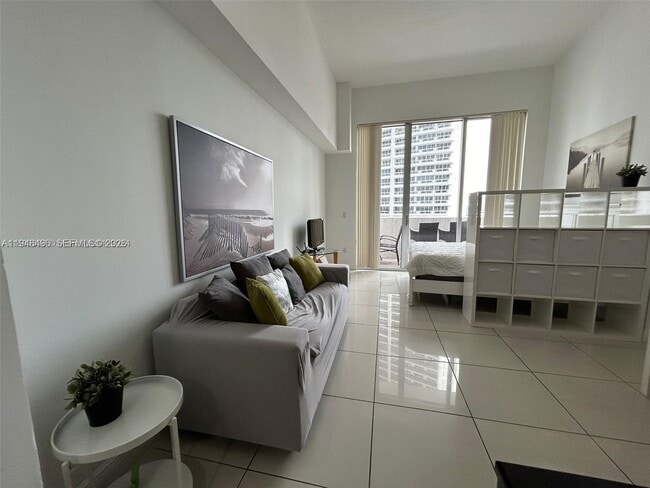 Building Photo - 1750 N Bayshore Dr