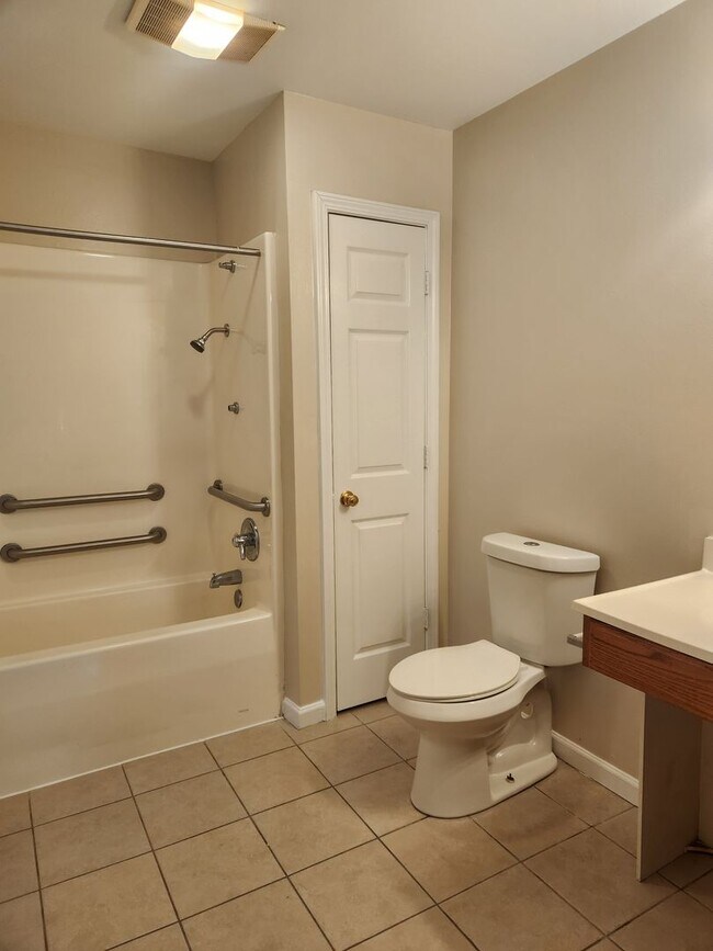 Building Photo - 5563 Banyan Ct