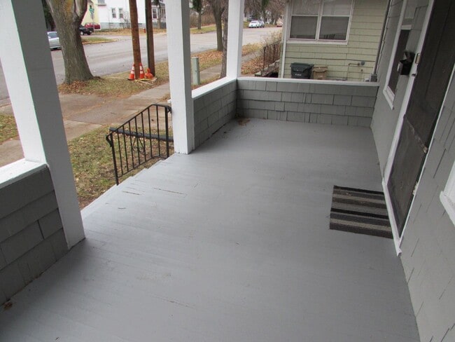 Building Photo - Spacious 4-Bedroom House on Drake Street w...