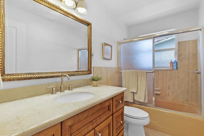 Building Photo - 1418 NE 57th Pl