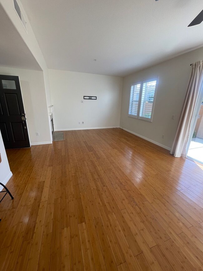 Building Photo - Very Spacious 1 Bed, 1 Bath Condo in Mission Viejo For Rent-In Unit Laundry and Attached Garage