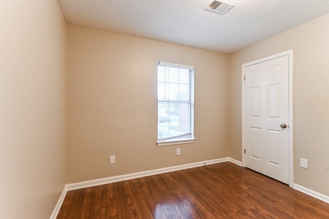 Building Photo - 5819 Waverly Dr