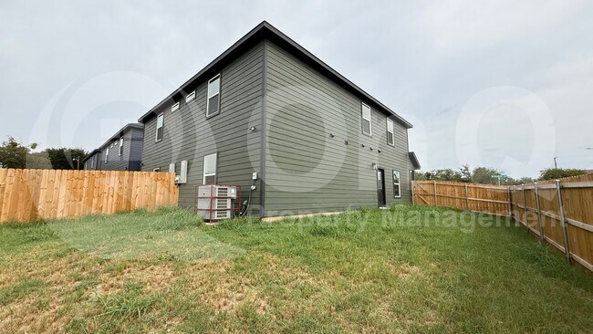 Building Photo - 8001 W Elizabeth Ln