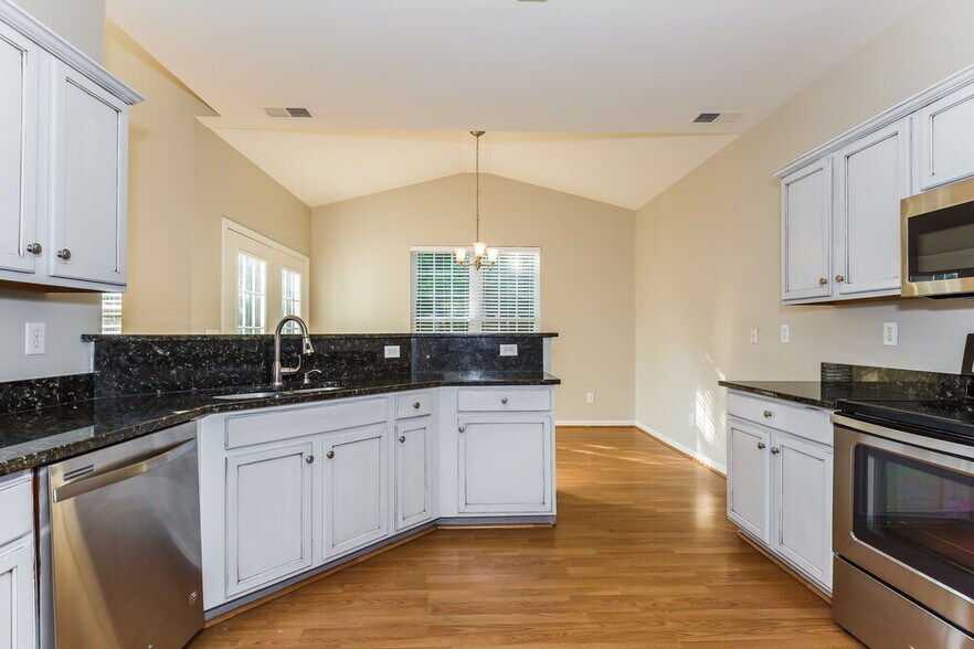 Building Photo - 13514 Planters Row Dr