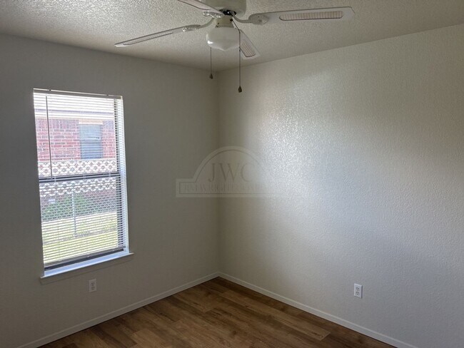 Building Photo - 621 Deloris Dr