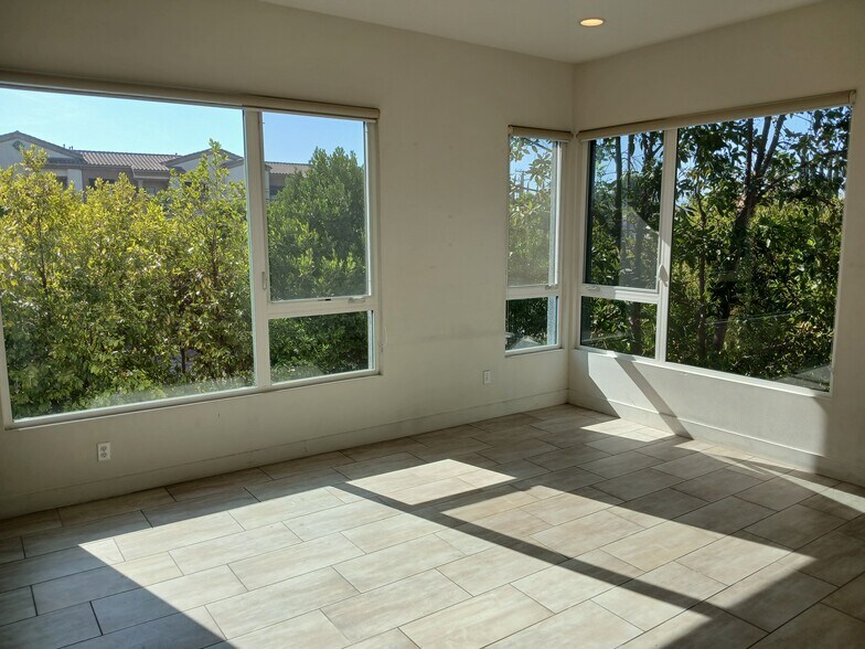 Building Photo - 135 W Live Oak Ave
