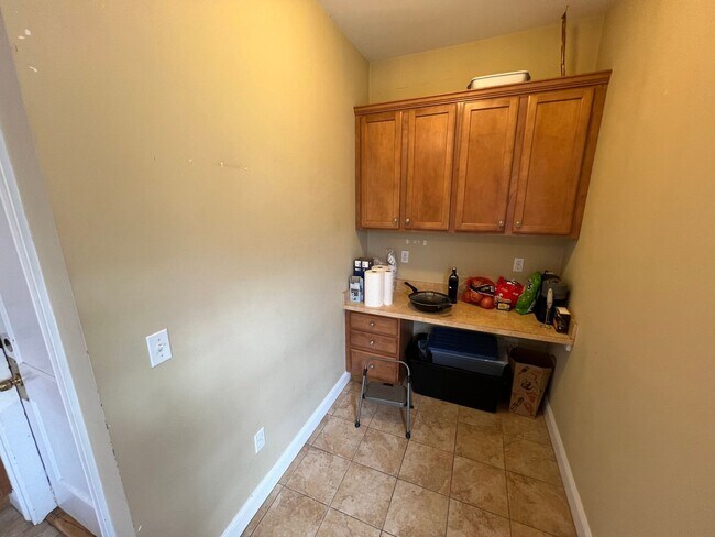 Building Photo - 9/1 Spacious Davis Sq 3BR w/EIK right by T...