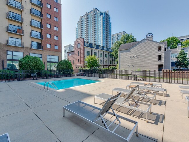 Building Photo - This move in ready condo has it all in Cha...